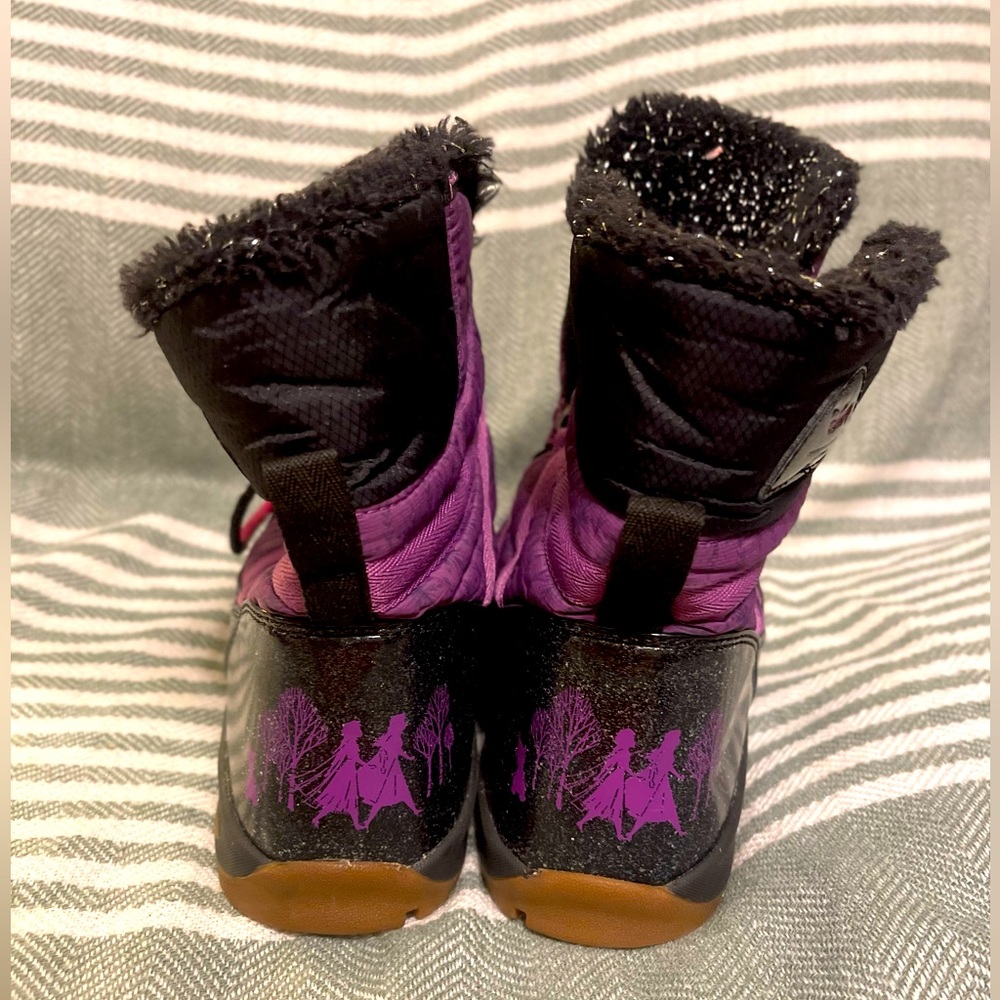 Sorel X Disney Youth Whitney Short
Frozen 2 Boots in Purple Sz 7 - Picture 2 of 4